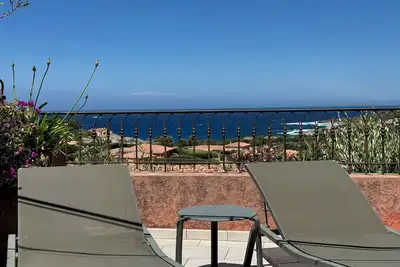 Image de T2 climatisé avec terrasse 40 M2 très belle vue mer dans résidence avec piscine
