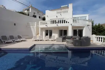 Image de Villa avec piscine privée avec de vues sur la montagne