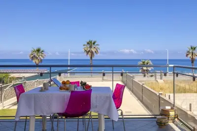 Image de Glicine - 2-bedroom apartment  with large panoramic sea view terrace and pool in the garden