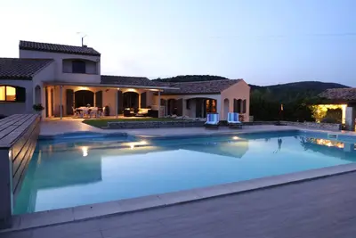 Image de Villa avec piscine chauffée située dans un grand jardin privé.