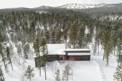 Image de Flambant neuf incroyable 3600 pieds carrés Cabine avec bain à remous, super équipements et club-house!