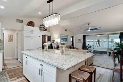 Image de Vues Ă couper le souffle au bord de l'eau! 3/2 Villa Bella Vista design avec piscine et plage