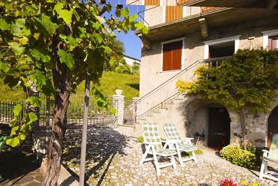 Image de Rustiko al Dos avec terrasse viticole dans la réserve naturelle Alto Garda