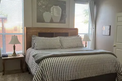 Image de Complètement mis à jour, décoré avec art avec des touches uniques. Élégant et confortable