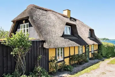 Image de Thatched-roof house in secluded location with roof terrace on the Baltic Sea with outdoor whirlpool
