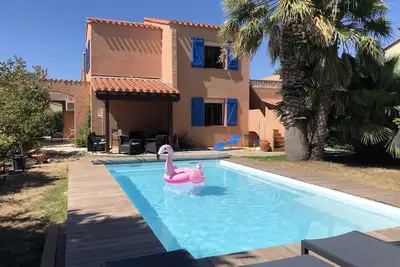 Image de Villa*** entière pour 14, avec piscine et jardin à 8 minutes à pieds des plages