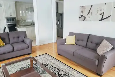 Image de 3300sqft ++ Spacieux 5 chambres. . . Wow Decor!