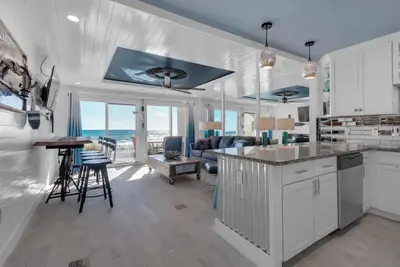 Image de Magnifique / Nouveau Condo Sur La Plage. . . Regardez Le Monde Go By