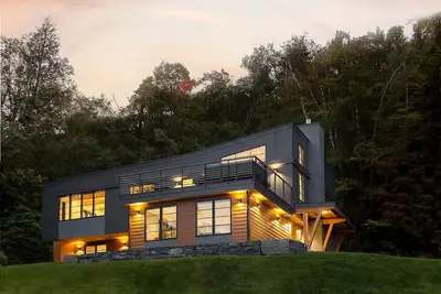 Image de Tout nouveau refuge de luxe avec bain à remous et une vue imprenable à quelques minutes des domaines skiables