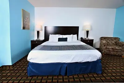 Image de Sky Palace Inn & Suites Newton / 1 très grand lit non-fumeur