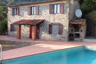 Image de Ferme au charme rustique et fantastique vue panoramique sur la campagne toscane.
