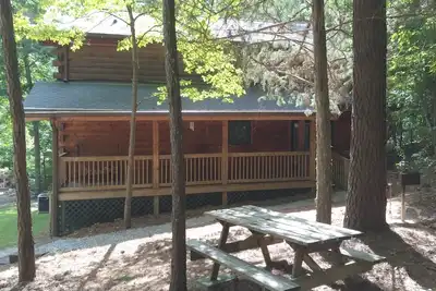 Image de Lovely Log Home est entouré par le parc d'État Roosevelt et à proximité des jardins Callaway!