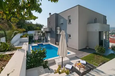 Image de maison avec piscine avec belle wiev sur mer