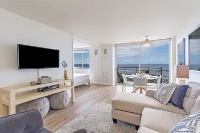 Image de Ocean View Condo Ilikai Marina sur la plage avec une vue imprenable!