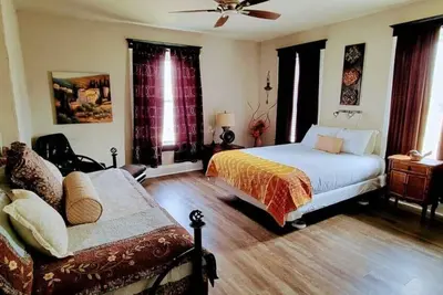 Image de Appartement au deuxième étage, adapté aux enfants et aux animaux de compagnie, dans une petite ville des États-Unis.