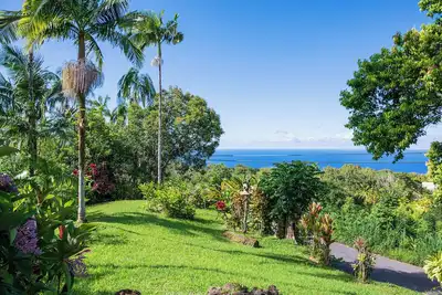 Niché dans des fleurs tropicales prospères