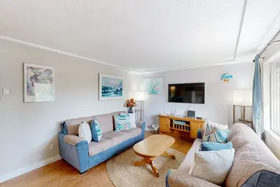 Image de Duplex familial sur la plage de Heart of Nye! Animaux acceptés!