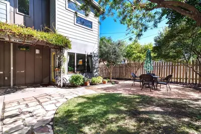 Image de Nouveau! Swanky East-Side Sanctuary, A Short Walk to Downtown, Rainey St. Restaurants et bars. Wifi gratuit