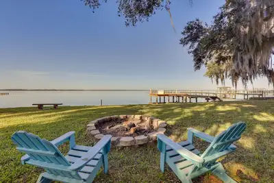 Image de Nouveau! Chic Riverfront Retreat, 0. 5Mi au lancement de bateau