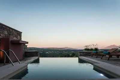 Image de Villa en pierre de luxe, endroit calme avec vue sur la mer
