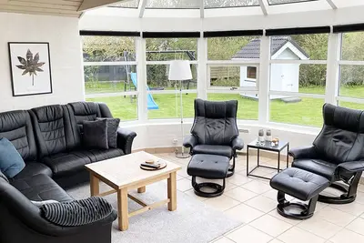 Image de Jolie maison de vacances sur une pelouse, avec fenêtre avant, WiFi, annexe