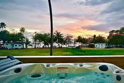 Image de Sur la plage, maison sur 2 niveaux, terrasse, piscine, bain à remous, etc.