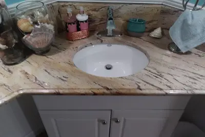 Suite de 2 chambres avec une cuisine complète, un salon et une salle de bain complète.