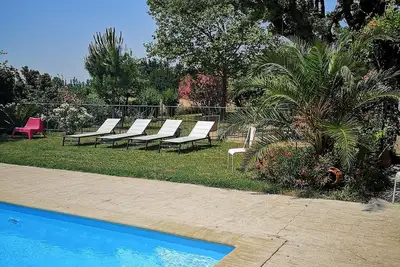 Image de gite spacieux climatisé proche d'Orange avec piscine, jacuzzi et jardin arboré