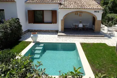Image de Petite maison charmante située à 500m de la plage avec piscine privée