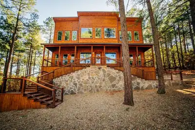 Image de Waters Edge Lodge est une cabine de luxe nouvellement construite qui a été construite en pensant à la famille!