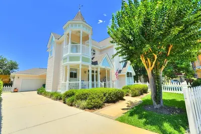 Image de Reserve maintenant! | Accueil victorien | Voiturette de golf gratuite | Piscine du complexe | Près de la plage et des magasins