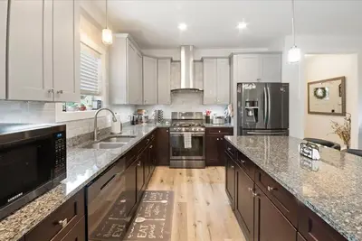 Image de Splendeur au sommet d'une colline, escapade en montagne à quelques minutes du centre-ville d'Asheville et de Blue Ridge Pkwy