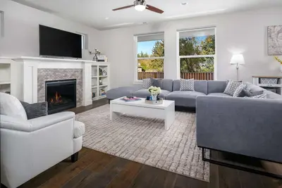 Image de Nouvelle construction, plan d'��tage ouvert lumineux, WiFi, console de jeux, Ping Pong, à 20 min de Portland