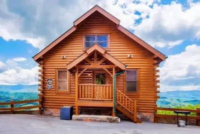 Image de Vues incroyables, table de billard, bain à remous, piscine communautaire, salle de gym sur place, cheminée et plus