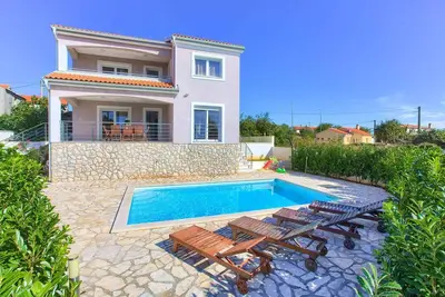 Villa avec piscine et vue sur la mer