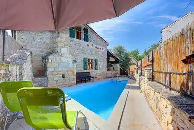 Image de Villa avec terrasse et piscine