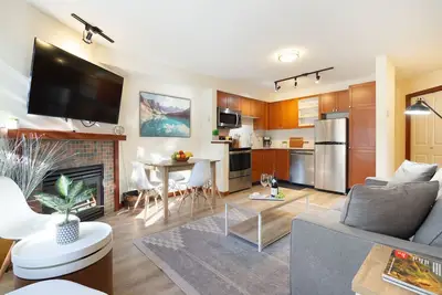 Image de Superbe maison de ville 2Br / 2Ba: Ac, Ht privée, piscine