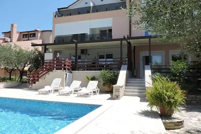 Image de Appartement de vacances avec une piscine extérieure et vue sur la mer