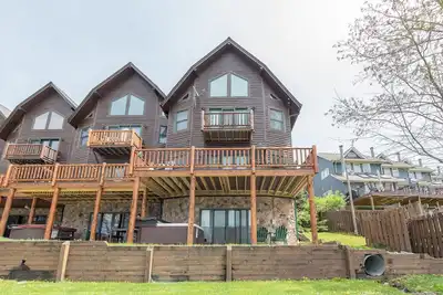 Image de Maison de ville au bord du lac avec bain à remous, wifi gratuit et vues panoramiques!