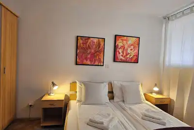 Image de Irena Tour As / Quiet 1br appartement avec salle de bain et balcon, garage, WiFi gratuit & Ac