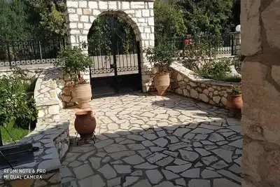 Cottage Sofias, . C'est un tout nouveau bâtiment en pierre Situé dans la banlieue d'Argostoli de Razata, il offre un endroit privé, moderne et confortable pour vos vacances. Le cottage de Sofia propose un hébergement avec connexion Wi-Fi gratuite, clim.