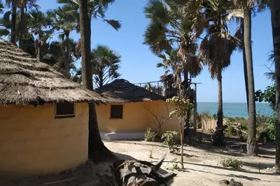 Image de Paradis préservé de la Gambie du Sud '' Roundhouse africaine ''