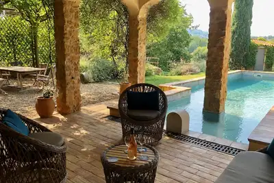 Image de Magnifique Bastide provençale avec piscine de 14m de long dans un jardin privé mature.
