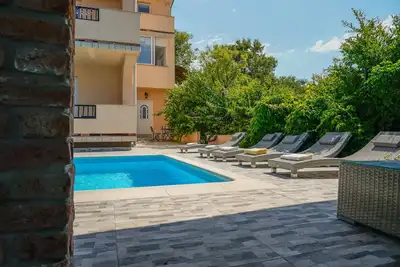 Image de Appartements JURIĆ avec piscine extérieure et aubaine à Rab-Palit