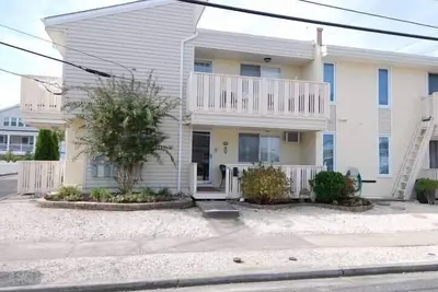 Image de Juste deux pâtés de maisons de la plage, Profitez de garer votre voiture dans l'espace de stationnement hors rue désigné et à pied des restaurants et de la zone de loisirs.