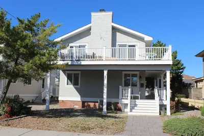 Image de À seulement 3 pâtés de maisons de la plage, 1 pâté de maisons des activités de la baie et 2 pâtés de maisons du terrain de l'Av