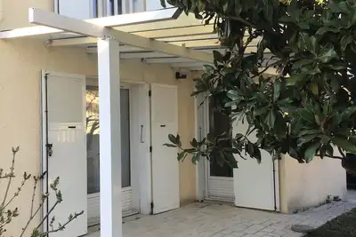 Image de climatisée et grande piscine privative