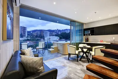 Image de Penthouse de luxe avec vue imprenable et jacuzzi