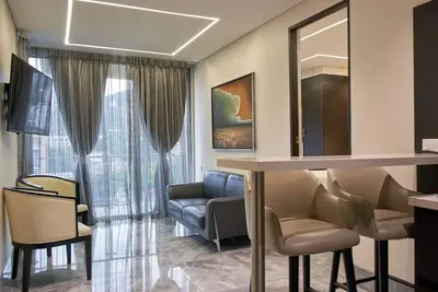 Image de Suite de luxe avec jacuzzi double et vue