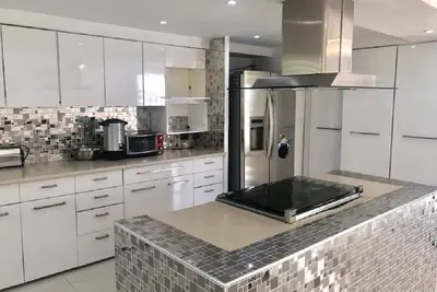 Image de Belle villa surplombant le lagon au coeur de la zone hôtelière de Cancun.